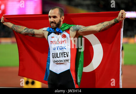 Ramil Guliyev in Turchia celebra la vittoria dell'oro nella finale maschile di 200m durante il settimo giorno dei Campionati mondiali IAAF 2017 allo stadio di Londra. PREMERE ASSOCIAZIONE foto. Data immagine: Giovedì 10 agosto 2017. Scopri la storia DI PA ATHLETICS World. Il credito fotografico dovrebbe essere: Adam Davy/PA Wire. Foto Stock