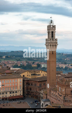 Chiudere la vista del Palazzo Pubblico e la torre campanaria Torre del Mangia, il più alto edificio antico nella città di Siena Foto Stock