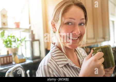 Ritratto di donna sorridente con tazza Foto Stock