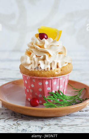 Tortini di natale con la panna montata topping e cranberrieson . Christmas Festive cibo dolce. Foto Stock