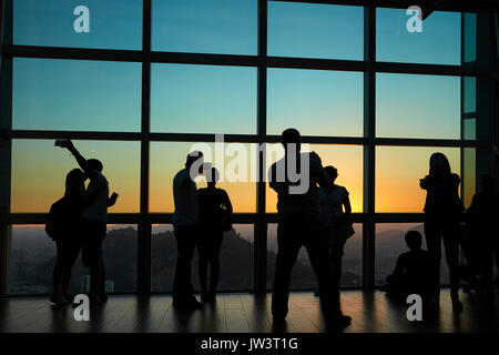 I turisti guardando la vista al tramonto dal Cielo Costanera grattacielo, Santiago del Cile, Sud America Foto Stock