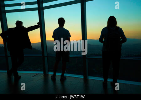 I turisti guardando la vista al tramonto dal Cielo Costanera grattacielo, Santiago del Cile, Sud America Foto Stock