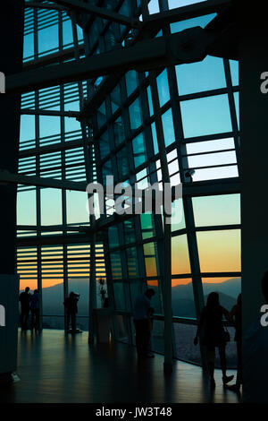 I turisti guardando la vista al tramonto dal Cielo Costanera grattacielo, Santiago del Cile, Sud America Foto Stock