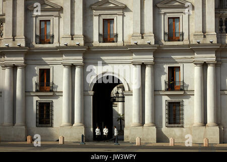 Guardie al di fuori La Moneda (Palazzo Presidenziale), Plaza de la Constitución, Santiago del Cile, Sud America Foto Stock