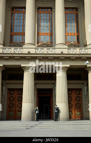 Guardie al di fuori di Palacio de los Tribunales de Justicia de Santiago, Plaza Montt-Varas, Santiago del Cile, Sud America Foto Stock