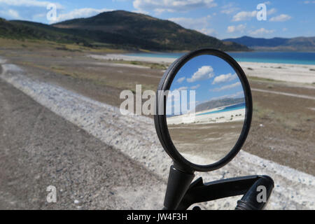 Lago di immagine sullo specchietto retrovisore di un motociclo,fuoco selettivo. Foto Stock