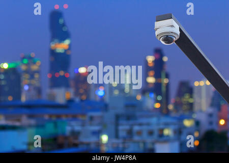 CCTV in città / TVCC di sfocatura e vista sulla città in background Foto Stock