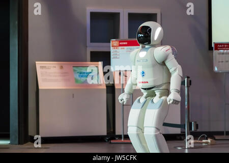 TOKYO, Giappone - 27 novembre 2015: Asimo il robot umanoide creato da Honda è presentato al Miraikan, il museo nazionale della scienza emergente e inno Foto Stock