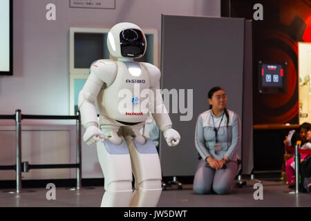 TOKYO, Giappone - 27 novembre 2015: Asimo il robot umanoide creato da Honda è presentato al Miraikan, il museo nazionale della scienza emergente e inno Foto Stock