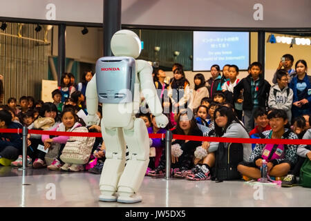 TOKYO, Giappone - 27 novembre 2015: Asimo il robot umanoide creato da Honda è presentato al Miraikan, il museo nazionale della scienza emergente e inno Foto Stock