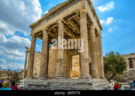 Eretteo antico tempio all'Acropoli di Atene in Grecia in una calda giornata estiva con un cielo blu e turisti Foto Stock