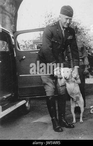 Patton generale con il suo amato cane Foto Stock