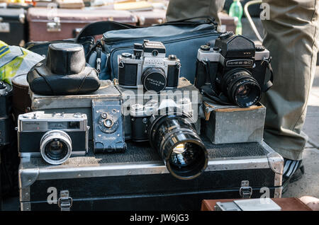 Tbilisi, Georgia - 15 Ottobre 2016: mercato delle pulci sul ponte a secco avente un sacco di vintage e nuove telecamere. Foto Stock