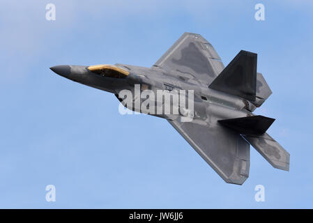Lockheed Martin F-22 Raptor aereo da combattimento stealth in volo al RIAT Airshow nel Regno Unito. Aereo militare dell'aeronautica DEGLI STATI UNITI Foto Stock