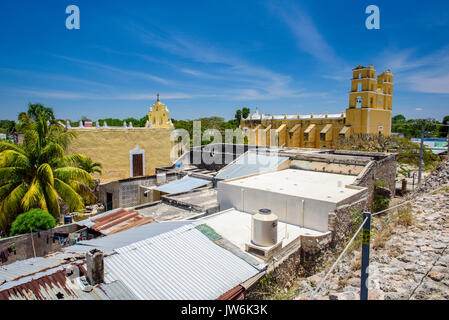 La Cappella e Chiesa di Nuestra Senora de la Natividad dal, dal sito archeologico in Acanceh, stato dello Yucatan, Messico, in Acanceh, Yucatan Stato, Me Foto Stock