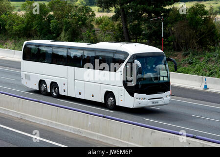 Un pullman Neoplan sulla autostrada M1 nel Northamptonshire, England, Regno Unito Foto Stock