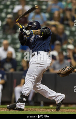 Milwaukee, Wisconsin, Stati Uniti d'America. 10 Ago, 2017. Milwaukee Brewers secondo baseman Jonathan Villar #5 si rompe il suo bat come egli ha motivi per la finale al di fuori del gioco nella Major League Baseball gioco tra il Milwaukee Brewers e del Minnesota Twins a Miller Park di Milwaukee, WI. John Fisher/CSM Credito: Cal Sport Media/Alamy Live News Foto Stock