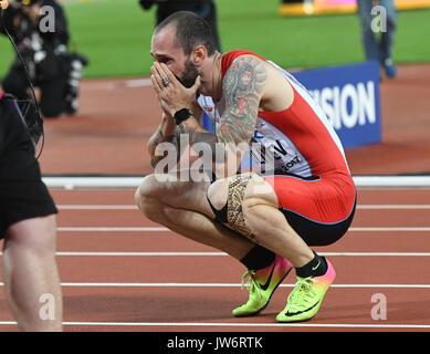 Londra, Regno Unito. 10 Ago, 2017. Ramil Guliyev dalla Turchia per celebrare la sua vittoria al maschile di 200 metri in finale la IAAF Campionati del Mondo, Londra, UK, 10 agosto 2017. Foto: Bernd Thissen/dpa/Alamy Live News Foto Stock