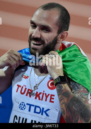 Londra, Regno Unito. 10 Ago, 2017. Ramil Guliyev dalla Turchia per celebrare la sua vittoria al maschile di 200 metri in finale la IAAF Campionati del Mondo, Londra, UK, 10 agosto 2017. Foto: Rainer Jensen/dpa/Alamy Live News Foto Stock