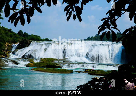 Anshun, Cina. 11 Agosto, 2017. Cascata Huangguoshu si trova sul fiume Baishui nella città di Anshun, a sud-ovest della Cina di Guizhou. È la cascata più grande in Cina e in Asia. È incoronato come il n. 1 cascata in Cina. E si è inoltre classificato nella famosa cascata di tutto il mondo. Credito: SIPA Asia/ZUMA filo/Alamy Live News Foto Stock