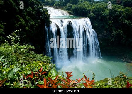 Anshun, Cina. 11 Agosto, 2017. Cascata Huangguoshu si trova sul fiume Baishui nella città di Anshun, a sud-ovest della Cina di Guizhou. È la cascata più grande in Cina e in Asia. È incoronato come il n. 1 cascata in Cina. E si è inoltre classificato nella famosa cascata di tutto il mondo. Credito: SIPA Asia/ZUMA filo/Alamy Live News Foto Stock