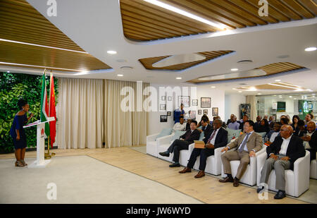 (170811) -- Johannesburg, Agosto 11, 2017 (Xinhua) -- Il file foto scattata il 9 novembre 3, 2016 mostra uno studente dal Tshwane University of Technology parla durante il lancio di un programma di formazione supportato da Huawei alla sua tecnologia di informazione e comunicazione (ICT) Innovazione e centro di esperienza a Johannesburg, in Sud Africa. Dieci studenti sono il primo gruppo di 1.000 giovani sudafricani che saranno addestrati in Cina in vari settori delle TIC per i prossimi cinque anni. Leader cinesi global ICT solution provider Huawei ha lanciato il suo primo africano di innovazione e di esperienza nel centro Johannesbu Foto Stock