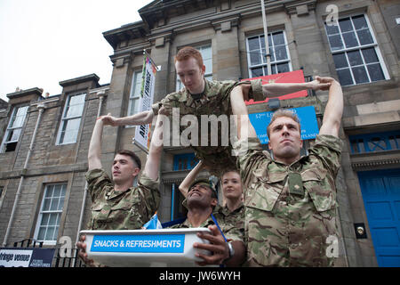 Edimburgo, Scozia 11 agosto. Capo dell'esercito in Scozia si compiace di prestazioni per la nuova sede della frangia. (Sede 210) Il Brigadiere Gary Deakin ha accolto con favore gli artisti interpreti o esecutori alla storia Hepburn Casa per l'apertura dell'esercito della prima Edinburgh Festival Fringe Venue. Edimburgo . Pak@ Mera/Alamy Live News Foto Stock