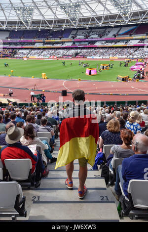 Londra, Regno Unito. 11 agosto 2017. Un tedesco sostenitore passeggiate per la sua sede presso il London Stadium, il giorno otto della IAAF Campionati del Mondo London 2017. Credito: Stephen Chung / Alamy Live News Foto Stock