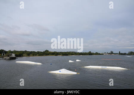Cannock, Staffordshire, Regno Unito. 11 agosto 2017. blu/verde Alghe ha colpito i livelli problematici a chasewater country park con cartelli di avvertimento contro entrata in acqua credito: Daniel james armishaw/alamy live news Foto Stock
