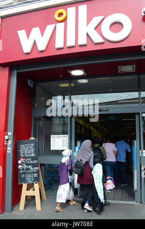 Londra, Regno Unito. 11 Agosto, 2017. Wilko mette 3.900 personale al rischio di ridondanza. Wilko più account recenti rivelano che il suo utile prima delle imposte si è schiantato da 80PC nell'anno a gennaio 28, dopo un £12.9m ha colpito da un salto in costi associati con la sterlina slump dopo il referendum dell'UE. Wilko ha anche criticato la introduzione della nazionale di salari, che ha detto che "era ben al di sopra dei livelli attesi' e aveva ferito discount. Credito: JOHNNY ARMSTEAD/Alamy Live News Foto Stock