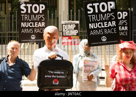 Londra, Regno Unito. 11 Agosto, 2017. "Io sono pronto a premere il pulsante" una persona in un Donald Trump maschera all'esterno dell'Ambasciata USA come anti-guerra gli attivisti dalla fermata la coalizione bellica e CND ha tentato di mano in una lettera all'ambasciata in Grosvenor Square, Londra chiedendo una de-escalation della crisi coreana. David Rowe/ Alamy Live News. Foto Stock