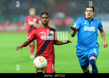 Wendell (Leverkusen) im Zweikampf mit Oskar Zawada (KSC) GES/ Fussball/ DFB-Pokal: Karlsruher SC - Bayer 04 Leverkusen, 11.08.2017 -- calcio/ Soccer DFB-Cup: Karlsruher SC vs Bayer 04 Leverkusen, Karlsruhe, Agosto 11, 2017 | Verwendung weltweit Foto Stock