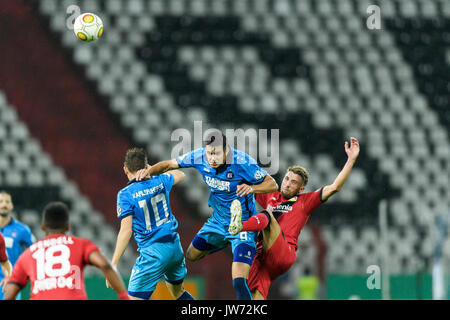 Oskar Zawada (KSC) im Zweikampf mit Kevin Kampl (Leverkusen). GES/ Fussball/ DFB-Pokal: Karlsruher SC - Bayer 04 Leverkusen, 11.08.2017 -- calcio/ Soccer DFB-Cup: Karlsruher SC vs Bayer 04 Leverkusen, Karlsruhe, Agosto 11, 2017 | Verwendung weltweit Foto Stock