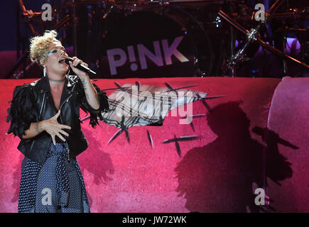Berlino, Germania. 11 Ago, 2017. US-cantante americana Pink esegue sul palco della Waldbuehne a Berlino, Germania, 11 agosto 2017. Foto: Britta Pedersen/dpa-Zentralbild/dpa/Alamy Live News Foto Stock
