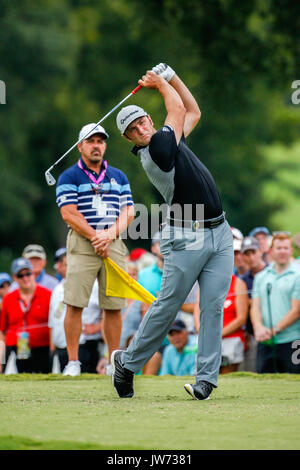 Agosto 10, 2017: Jon Rahm di Spagna svolge il suo colpo dalla ottava tee durante il primo round del 99th campionato di PGA a quaglia Club cava di Charlotte, NC. (Scott Kinser/Cal Sport Media) Foto Stock