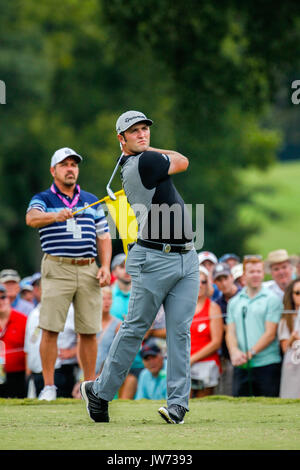 Agosto 10, 2017: Jon Rahm di Spagna svolge il suo colpo dalla ottava tee durante il primo round del 99th campionato di PGA a quaglia Club cava di Charlotte, NC. (Scott Kinser/Cal Sport Media) Foto Stock