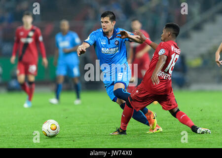 Karlsruhe, Deutschland. 11 Ago, 2017. Oskar Zawada (KSC) im Zweikampf mit Wendell (Leverkusen). GES/ Fussball/ DFB-Pokal: Karlsruher SC - Bayer 04 Leverkusen, 11.08.2017 -- calcio/ Soccer DFB-Cup: Karlsruher SC vs Bayer 04 Leverkusen, Karlsruhe, Agosto 11, 2017 | Verwendung weltweit Credito: dpa/Alamy Live News Foto Stock