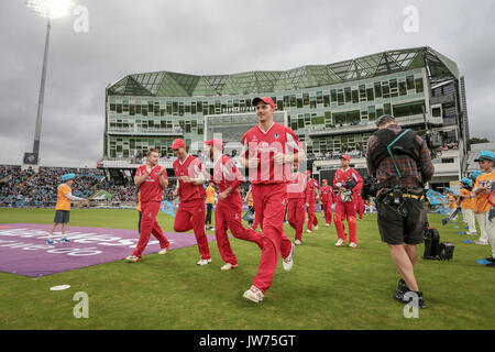 Leeds, Regno Unito. 11 Ago, 2017. Il Lancashire Ligtning ai giocatori di prendere per il passo all'inizio della Natwest T20 Blast gioco contro Yorkshire vichinghi. Yorkshire Vichinghi v Lancashire Lightning venerdì 11 agosto 2017. Foto di Mark P Doherty. Credito: catturati Fotografia di luce limitata/Alamy Live News Foto Stock