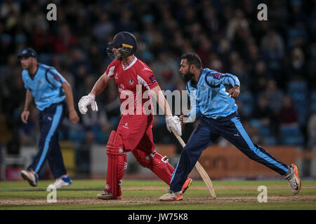 Leeds, Regno Unito. 11 Ago, 2017. Adil Rashid (Yorkshire vichinghi) bocce durante la Natwest T20 gioco Blast. Yorkshire Vichinghi v Lancashire Lightning venerdì 11 agosto 2017. Foto di Mark P Doherty. Credito: catturati Fotografia di luce limitata/Alamy Live News Foto Stock