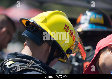 Los Angeles, CA, Stati Uniti d'America 11 AGO 2017. I vigili del fuoco durante la Ultimate vigile del fuoco a tutto il mondo la polizia e i Vigili del Fuoco Giochi 2017 a Los Angeles CA, USA Credito: Chester marrone/Alamy Live News Foto Stock