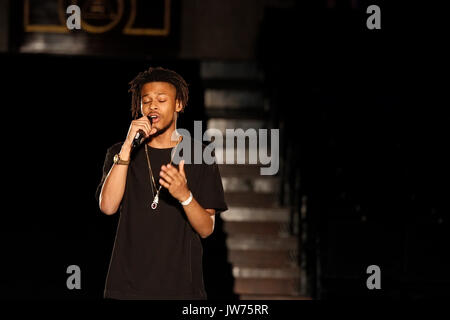 Londra, Regno Unito. 11 agosto 2017. Il cantante Kobi esegue durante l'Africa della settimana della moda di Londra. © Laura De Meo/ Alamy Live News Foto Stock