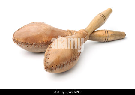 Coppia di maracas in cuoio e legno isolato su bianco Foto Stock