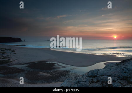 Tramonto spettacolare ad ovest di Sandwood Bay, NW Scozia. Le nuvole virava al giallo, arancione e rosa in tarda serata. Foto Stock