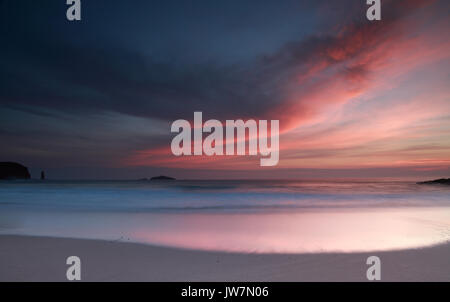 Tramonto spettacolare ad ovest di Sandwood Bay, NW Scozia. Le nuvole virava al giallo, arancione e rosa in tarda serata. Foto Stock