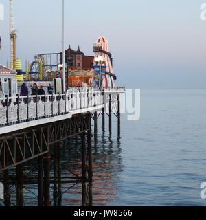 Helter Skelter sul molo di Brighton nella luce della sera. Foto Stock