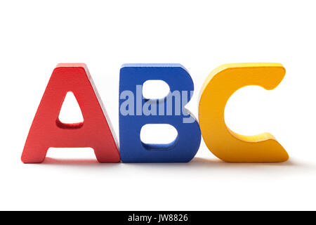 Legno alfabeto colorato lettere a, b e c disposte in linea su sfondo bianco. Foto Stock