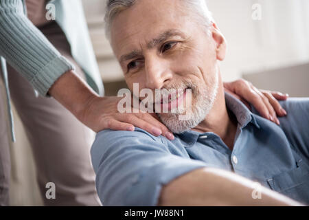 Close up ritratto di sweetheart senior l'uomo con sua moglie a casa Foto Stock