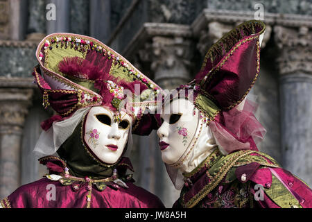 Venezia - Febbraio 7, 2013: costume persone mascherate sulla Piazza San Marco durante il Carnevale di Venezia Foto Stock