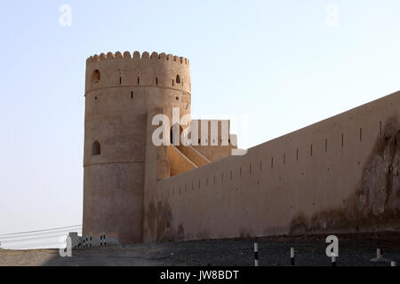 Una torretta di come Suwayq castello nella città di come Suwayq sulla costa Batinah a nord-ovest della capitale di Oman Muscat, il 9 Agosto 2017 Foto Stock