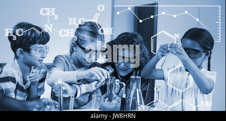 Immagine digitale di formule chimiche contro i bambini a fare un esperimento di chimica in laboratorio Foto Stock